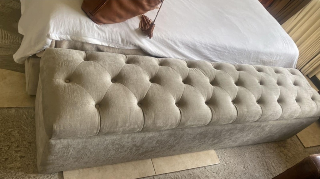 Banqueta Pie de Cama 'Royal' (Imperial, Tela, Botón de Tela, Pata Cónica Metálica)